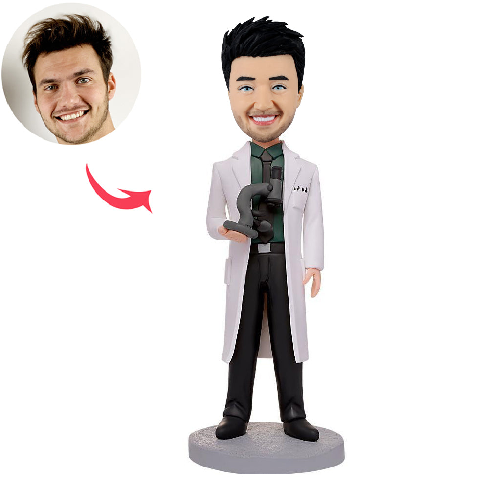 Aangepaste Bobblehead-wetenschapper die een microscoop vasthoudt