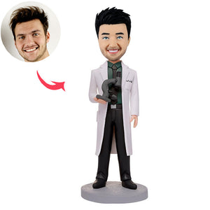 Aangepaste Bobblehead-wetenschapper die een microscoop vasthoudt