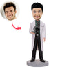 Aangepaste Bobblehead-wetenschapper die een microscoop vasthoudt