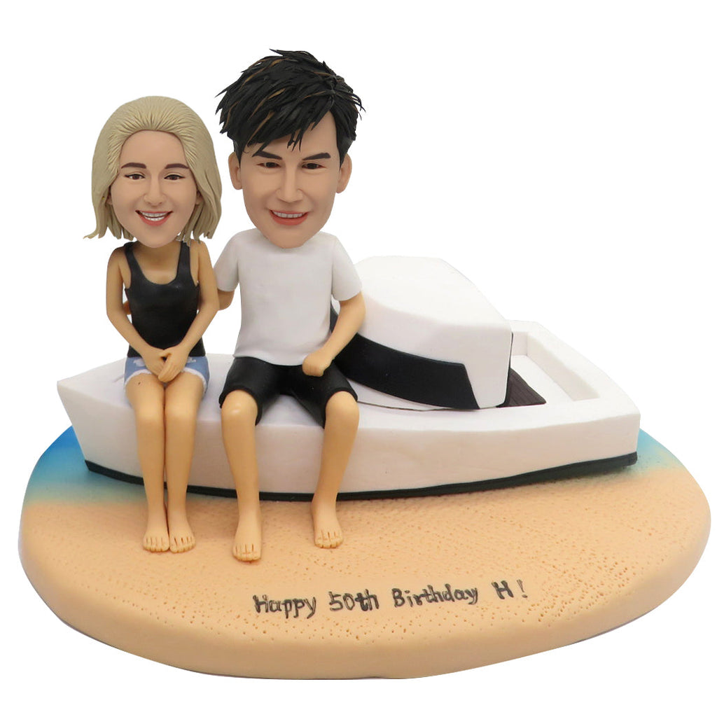 Paar bobblehead op strand met jacht