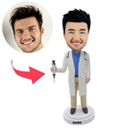 Aangepaste Bobblehead-arts die een spuit vasthoudt