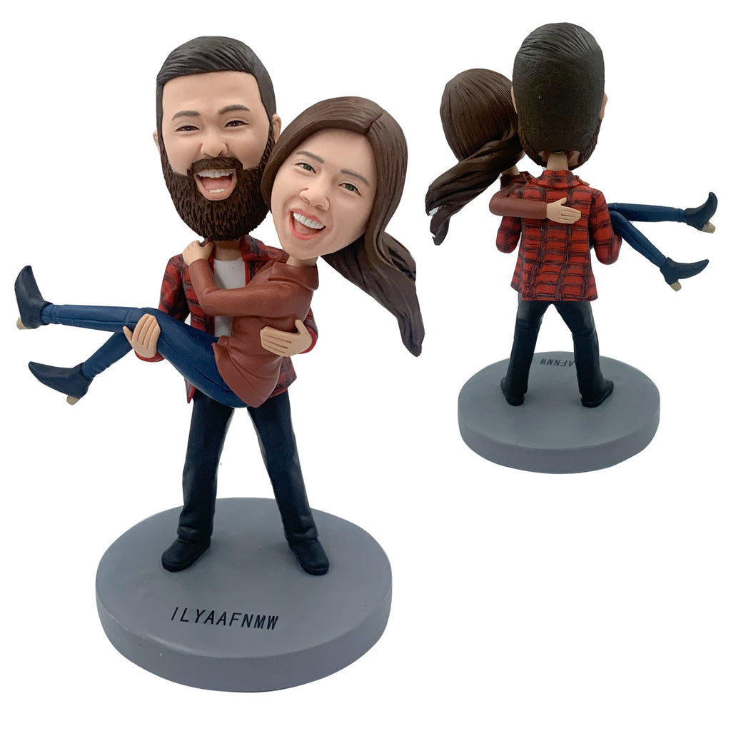 Aangepaste paar Bobblehead draagt haar in zijn armen