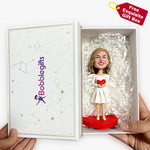 Op maat gemaakte bobbleheads van vrouwen in een zwart pak.
