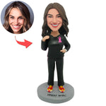 Op maat gemaakte bobbleheads van vrouwen in een zwart pak.