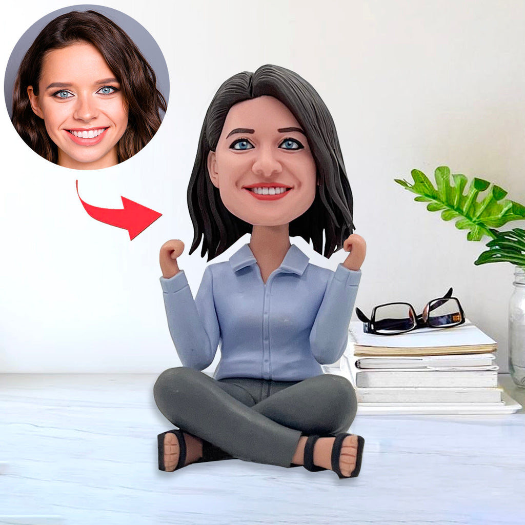 Aangepaste meisje Bobblehead viert terwijl ze met gekruiste benen zit (exclusief basis)