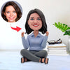 Aangepaste meisje Bobblehead viert terwijl ze met gekruiste benen zit (exclusief basis)