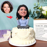 Aangepaste meisje Bobblehead viert terwijl ze met gekruiste benen zit (exclusief basis)