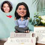Aangepaste meisje Bobblehead viert terwijl ze met gekruiste benen zit (exclusief basis)