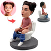 Aangepaste Bobbleheads humoristische vrouwen zitten op toilet