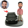 Aangepaste mannelijke Bobblehead met een auto