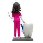 Gepersonaliseerde tandartsfiguur met tand