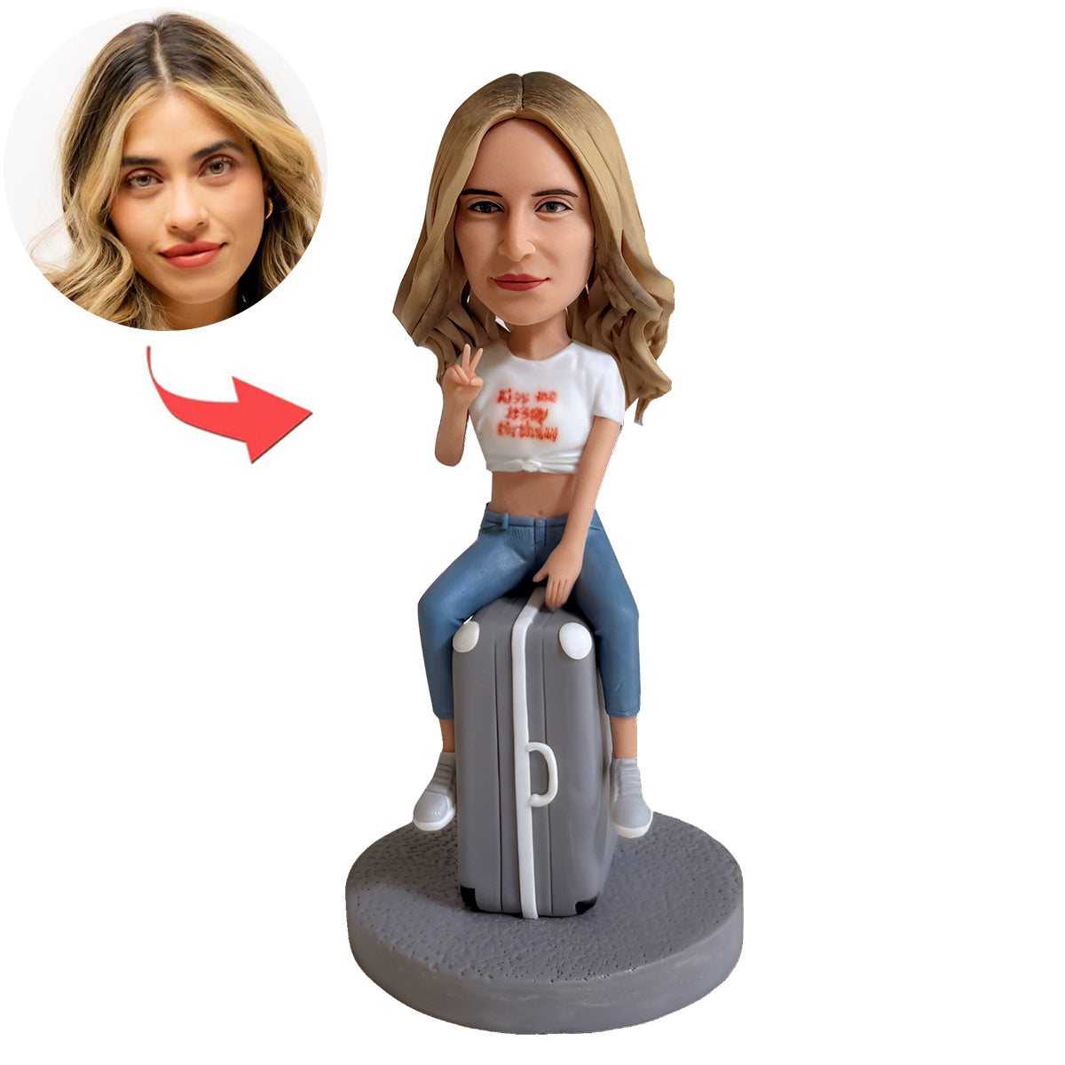 Aangepaste bobblehead zittend op een koffer