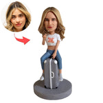 Aangepaste bobblehead zittend op een koffer