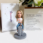 Aangepaste bobblehead zittend op een koffer