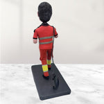 Aangepaste bobblehead in rood werkuniform met koffiekopje