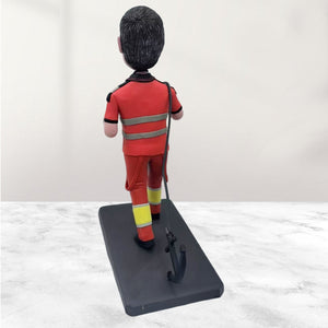 Aangepaste bobblehead in rood werkuniform met koffiekopje