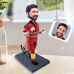 Aangepaste bobblehead in rood werkuniform met koffiekopje