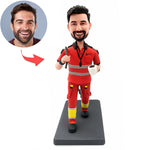 Aangepaste bobblehead in rood werkuniform met koffiekopje