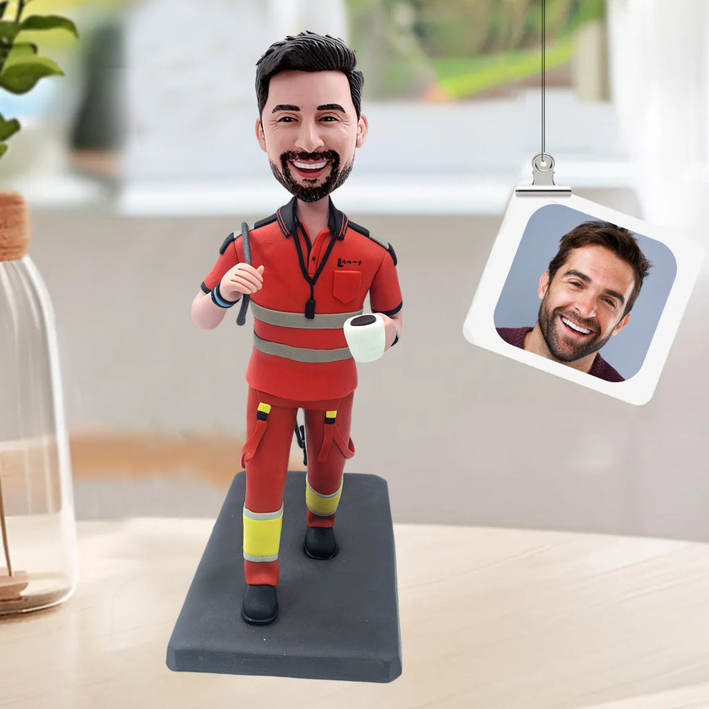 Aangepaste bobblehead in rood werkuniform met koffiekopje