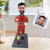 Aangepaste bobblehead in rood werkuniform met koffiekopje