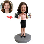 Op maat gemaakte bobblehead van een vrouwelijke accountant met rekenmachine en rapport.