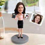 Op maat gemaakte bobblehead van een vrouwelijke accountant met rekenmachine en rapport.