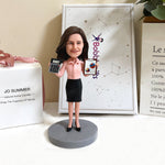 Op maat gemaakte bobblehead van een vrouwelijke accountant met rekenmachine en rapport.