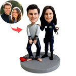 Op maat gemaakte bobbleheads van een stel – grappige politieagent en gevangene