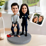 Op maat gemaakte bobbleheads van een stel – grappige politieagent en gevangene