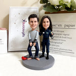 Op maat gemaakte bobbleheads van een stel – grappige politieagent en gevangene