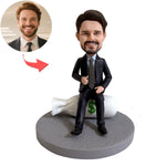Gepersonaliseerde bobblehead in pak, zittend op een geldtas.
