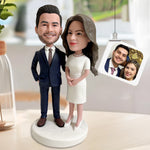 Gepersonaliseerde beeldjes van bruid en bruidegom als huwelijksgeschenk.