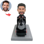 Gepersonaliseerde bobblehead van een treinmachinist als cadeau, gebaseerd op een foto.