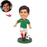Op maat gemaakte bobblehead van een voetballer die een bal trapt