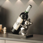 Leuke decoratieve wijnfleshouder met beer voor de thuisbar