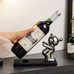 Leuke decoratieve wijnfleshouder met beer voor de thuisbar
