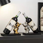 Leuke decoratieve wijnfleshouder met beer voor de thuisbar