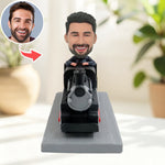 Gepersonaliseerde bobblehead van een treinmachinist als cadeau, gebaseerd op een foto.