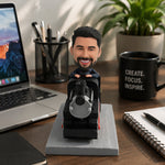 Gepersonaliseerde bobblehead van een treinmachinist als cadeau, gebaseerd op een foto.