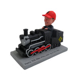 Gepersonaliseerde bobblehead van een treinmachinist als cadeau, gebaseerd op een foto.