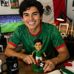 Op maat gemaakte bobblehead van een voetballer die een bal trapt