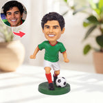 Op maat gemaakte bobblehead van een voetballer die een bal trapt