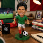 Op maat gemaakte bobblehead van een voetballer die een bal trapt