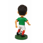 Op maat gemaakte bobblehead van een voetballer die een bal trapt