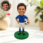 Op maat gemaakte bobblehead van een voetballer met een bal in zijn hand