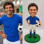 Op maat gemaakte bobblehead van een voetballer met een bal in zijn hand