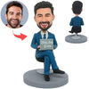 Mannelijke baas werken met computer aangepaste Bobblehead
