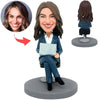 Aangepaste Bobblehead vrouwelijke baas werken met laptop