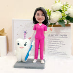 Gepersonaliseerde tandartsfiguur met tand