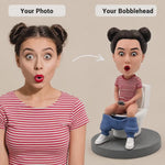 Aangepaste Bobbleheads humoristische vrouwen zitten op toilet